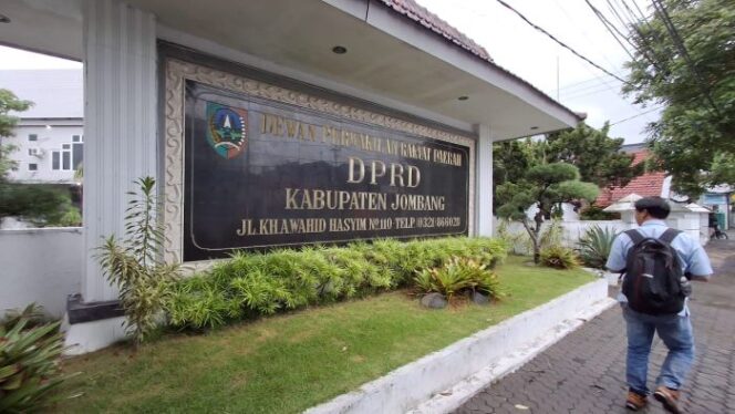 
					Kantor DPRD Jombang (Foto: KREDONEWS.COM/ Hadi S Purwanto)