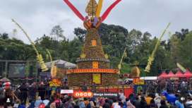 Gunungan tumpeg berisi 2.025 buah durian unggul produksi petani Wonosalam sebagai master acara ritual tahunan KenDuren, dilaksanakan, Minggu 23 Februari 2025. Tangkap layar video@wargajombang