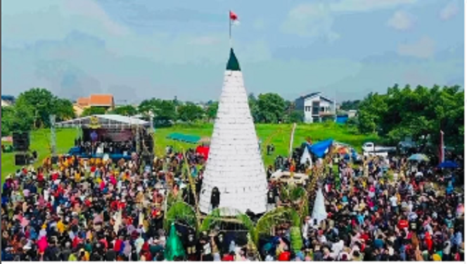 
					Beginilah kemeriahan acara gerebek tempe di desa Sedenganmijen, Krian, kabupaten Sidoarjo, Jawa Timur di lapangan desa setempat, Minggu 16 Februari 2025. Instagram@dolordarjo