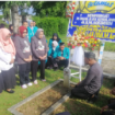 Suasana tabur bunga di makam nomor dua TMP Patrang, Jember, memperingati 76 Tahun Letkol. dr. RM Soebandi Gugur,  diikuti civitas akademika UDS, pimpinan RSUD Dokter Soebandi, Jember, mahasiswa dan SMK dr. Soebandi. Foto: kredonews.com/ priyo suwarno