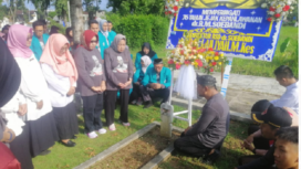 Suasana tabur bunga di makam nomor dua TMP Patrang, Jember, memperingati 76 Tahun Letkol. dr. RM Soebandi Gugur,  diikuti civitas akademika UDS, pimpinan RSUD Dokter Soebandi, Jember, mahasiswa dan SMK dr. Soebandi. Foto: kredonews.com/ priyo suwarno