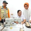 Menteri Sosial (Mensos) Syaifullah Yusuf (Gus Ipul) bersama istri, Ummu Fatma Syaifullah saat mengunjungi work shop Gusti Ngurah Anom (Ajik) yang mempekerjakan kaum difabel di Badung, Bali, Selasa (25/2/2025) (Foto: KREDONEWS.COM/ Istimewa)