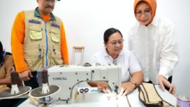 Menteri Sosial (Mensos) Syaifullah Yusuf (Gus Ipul) bersama istri, Ummu Fatma Syaifullah saat mengunjungi work shop Gusti Ngurah Anom (Ajik) yang mempekerjakan kaum difabel di Badung, Bali, Selasa (25/2/2025) (Foto: KREDONEWS.COM/ Istimewa)