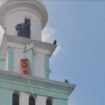 Tim evakuasi membutuhkan waktu tiga jam untuk menurunkan jasad yang ditemukan di menara masjid di Karangpilang, Surabaya, Minggu, 16 Februari 2025. Foto: akira/suarasurabaya.net