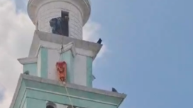 Tim evakuasi membutuhkan waktu tiga jam untuk menurunkan jasad yang ditemukan di menara masjid di Karangpilang, Surabaya, Minggu, 16 Februari 2025. Foto: akira/suarasurabaya.net