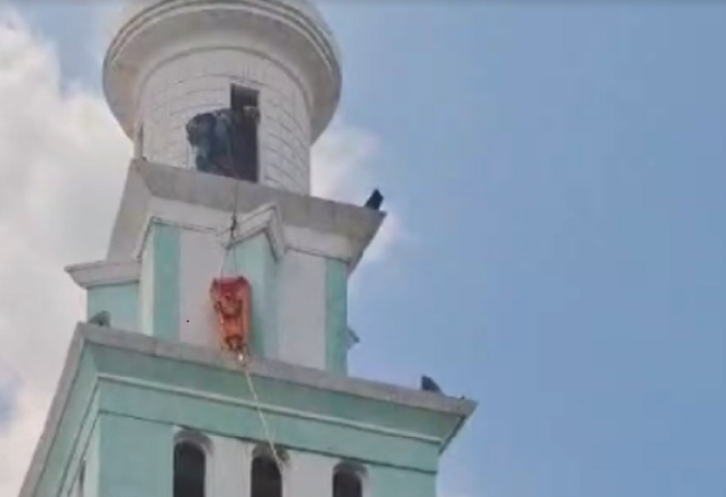 
					Tim evakuasi membutuhkan waktu tiga jam untuk menurunkan jasad yang ditemukan di menara masjid di Karangpilang, Surabaya, Minggu, 16 Februari 2025. Foto: akira/suarasurabaya.net