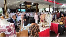 Sebanyak 34 delegasi Brudifa (Brunei Darussalam) berbelanja di kawasan di pusat UMKM binaan Dinas Perdagangan dan Perindustrian Kabupaten Jombang.  Foto: jombangkab.go.id