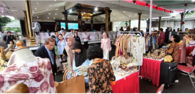 
					Sebanyak 34 delegasi Brudifa (Brunei Darussalam) berbelanja di kawasan di pusat UMKM binaan Dinas Perdagangan dan Perindustrian Kabupaten Jombang.  Foto: jombangkab.go.id