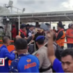 Petugas SAR telah melakukan evakuasi korban akibat meledakanya speedboat Basarnas Ternate, Minggu malam 2 Februari 2025. Tiga korban jiwa, satu jurnalis tiv hilang, tujuh luka-luka. Tangkap layar video Youtube@TVOne