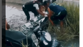 Seorang pemuda asal Tanggulangin, Sidoarjo, bernama Andika Islamudin Karim, 23, ditemukan dalam kondisi tak bernyawa bersama sebuah motor Scoopy  di sungai di Sungai Desa Sidokepung, Buduran, Sidoarjo, Sabtu 22 Februari 2025. Tangkap layar Video Instagram.sidoarjo.id