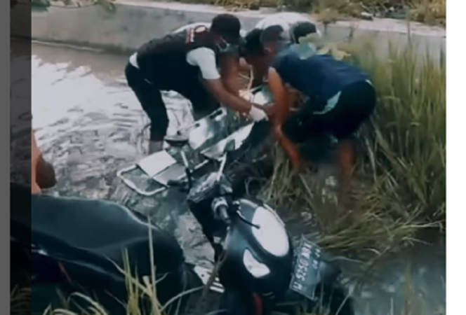 
					Seorang pemuda asal Tanggulangin, Sidoarjo, bernama Andika Islamudin Karim, 23, ditemukan dalam kondisi tak bernyawa bersama sebuah motor Scoopy  di sungai di Sungai Desa Sidokepung, Buduran, Sidoarjo, Sabtu 22 Februari 2025. Tangkap layar Video Instagram.sidoarjo.id