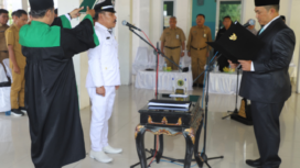 Pj Bupati Jombang Teguh Narutomo melantik Shollahuddin sebagai kades Antar Waktu Karobelah, kecamatam Mojoagung, Jombang, Senin 3 Februari 2025. Foto: jombangkab.go.id