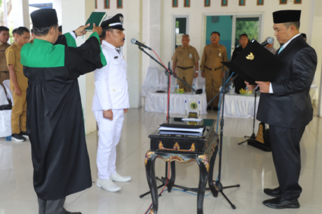 
					Pj Bupati Jombang Teguh Narutomo melantik Shollahuddin sebagai kades Antar Waktu Karobelah, kecamatam Mojoagung, Jombang, Senin 3 Februari 2025. Foto: jombangkab.go.id