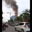 Menara masjid agung Darussalam Bojonegoro, Jawa Timur, terbakar diduga akibat korselting pada pengeras suara. Tangkap layar video Instagram@info_bojonegoro