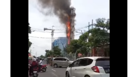 Menara masjid agung Darussalam Bojonegoro, Jawa Timur, terbakar diduga akibat korselting pada pengeras suara. Tangkap layar video Instagram@info_bojonegoro