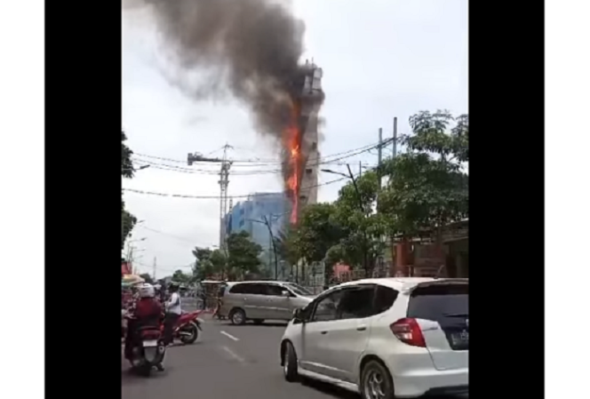 
					Menara masjid agung Darussalam Bojonegoro, Jawa Timur, terbakar diduga akibat korselting pada pengeras suara. Tangkap layar video Instagram@info_bojonegoro