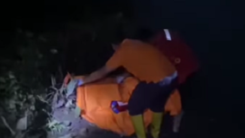 Petugas BPBD Jombang melakukan evakuasi  potongan kepaladi sungai Ring Kanal Dusun Kedunglempuk, Desa Pesantren, Kecamatan Tembelang, Jombang Rabu sore 12 Feberuari 2025. Tangkap layar video Instagram@wargajombang