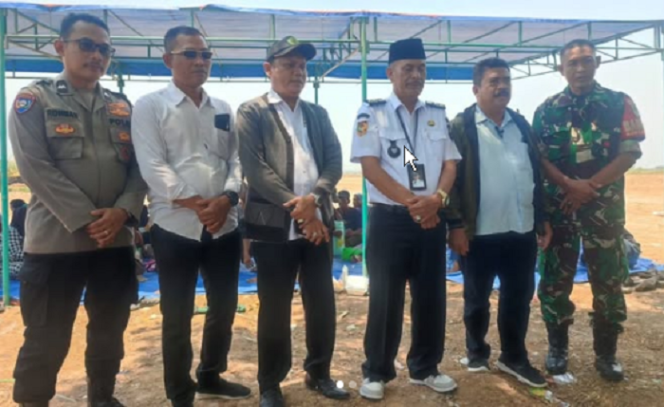 
					Pada hari Rabu, 19 September 2024, pengembang PT Agung Sedayu Group (AGS) bersama Kepala Desa Kohod, Arsin SH, Bin Asip (nomor tiga dari kanan), melakukan peninjauan langsung untuk dilakukan Penitikan dan pemetaan ke lokasi relokasi di Alar Bangka. Kegiatan ini disambut antusias oleh warga, yang telah lama menantikan kepastian terkait tempat tinggal baru mereka. Instagram@kohod.TV