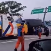 Sebuah bus Brimob angkut 31 guru dan pelajar SMA 1 Porong, Pasuruan, alami kecelakaan di pintu tol Purwodadi, Sabtu, 1 Februari 2025. Tangkap layar video@JTv.com