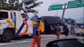 Sebuah bus Brimob angkut 31 guru dan pelajar SMA 1 Porong, Pasuruan, alami kecelakaan di pintu tol Purwodadi, Sabtu, 1 Februari 2025. Tangkap layar video@JTv.com