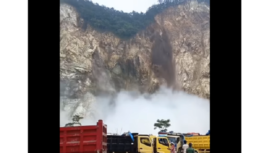 Inilah detik-detik longosr besar di lokasi galian C Gunung Kuda, wilayah  Bobos, Dukupuntang, Kabupaten Cirebon, Jawa Barat,  Selasa, 11 Feberuai 2025. Tangkap layar video Instagram@cirebon.banget