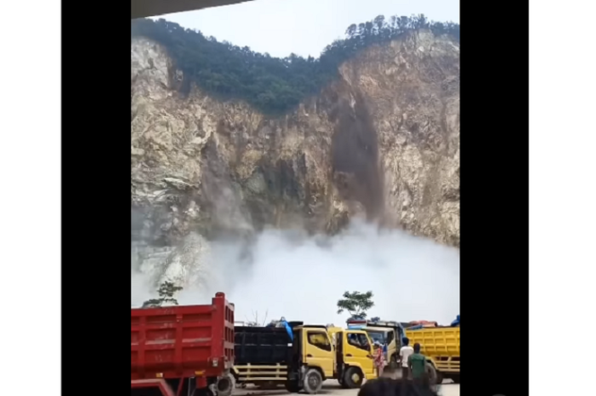 
					Inilah detik-detik longosr besar di lokasi galian C Gunung Kuda, wilayah  Bobos, Dukupuntang, Kabupaten Cirebon, Jawa Barat,  Selasa, 11 Feberuai 2025. Tangkap layar video Instagram@cirebon.banget