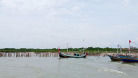 Pagar laut sepanjang 75 meter dibangun di Dusun Jumiang, Desa Tanjung. Pembangunan ini sejak Juni 2023 untuk mengatasi pergeseran pasir dan memudahkan nelayan menambatkan perahu. Instagram@maduratrending