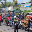 Massa anggota Paguyupan Pedagang Sayur Ethek Lawu, Magetan, melakukan aksi unjuk rasa di depan PN Magetan, 5 Februari 2025, saat digelar sidang  perdana gugatan Bitner Sianturi (pemilik warung sayur) terhadap Sumarno pedagang sayur keliling (ethek) Magetan. Foto: akuransi.id/ istimewa