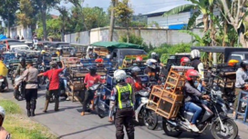 Massa anggota Paguyupan Pedagang Sayur Ethek Lawu, Magetan, melakukan aksi unjuk rasa di depan PN Magetan, 5 Februari 2025, saat digelar sidang  perdana gugatan Bitner Sianturi (pemilik warung sayur) terhadap Sumarno pedagang sayur keliling (ethek) Magetan. Foto: akuransi.id/ istimewa