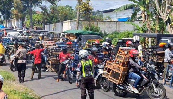 
					Massa anggota Paguyupan Pedagang Sayur Ethek Lawu, Magetan, melakukan aksi unjuk rasa di depan PN Magetan, 5 Februari 2025, saat digelar sidang  perdana gugatan Bitner Sianturi (pemilik warung sayur) terhadap Sumarno pedagang sayur keliling (ethek) Magetan. Foto: akuransi.id/ istimewa