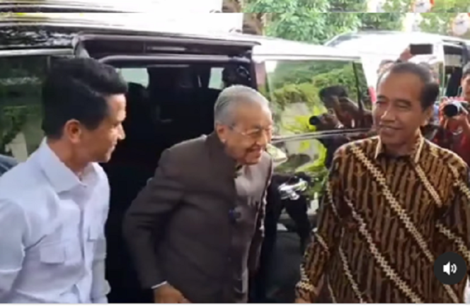 
					Mantan Perdana Mentri  Malaysia, Datuk Mahathir Mohammad bertamu di rumah kediaman mantan Preside RI, Joko Widodo, Rabu 26 Februari 2025. Instagram@jayalah.negriku