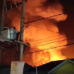 Api membubung tinggi saat kebakaran menimpa sebuah kafe adn home stay Mahkota laove Garden, Babat, Lamongan, Minggu dini hari, 9 Feberuari 2025. Tangkap lara video Instagram@pemalangupdate