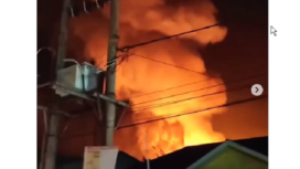 Api membubung tinggi saat kebakaran menimpa sebuah kafe adn home stay Mahkota laove Garden, Babat, Lamongan, Minggu dini hari, 9 Feberuari 2025. Tangkap lara video Instagram@pemalangupdate