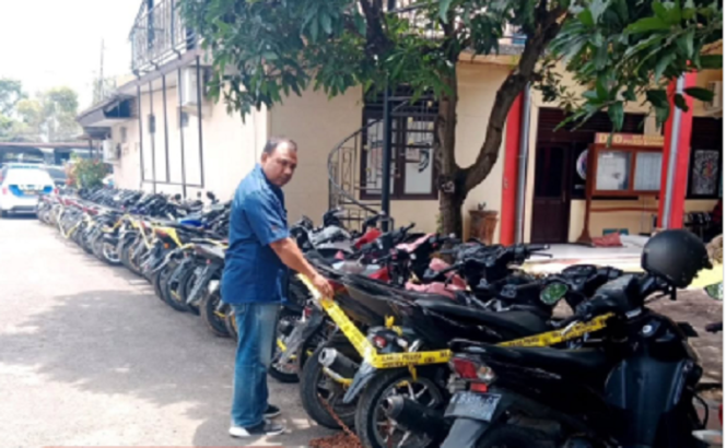 
					Barang bukti pengerebekan bala liar, 39 motor, 18 di antaranya terindikasi hasil curian, sebanyak 21 unit lainnya masih dalam penelitian. Instagram@bgkalanterkini
