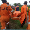 Petugas BPBD kabupaten Jombang melakukan evakuasai potongan tubuh korban mutilasai yang dibuang di saluran irigasi di Dusun Mireng, Desa Dukuharum, Megaluh, Jombang, 12 Februari 2025. Instagram@jombanginformasi_