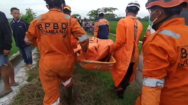 Petugas BPBD kabupaten Jombang melakukan evakuasai potongan tubuh korban mutilasai yang dibuang di saluran irigasi di Dusun Mireng, Desa Dukuharum, Megaluh, Jombang, 12 Februari 2025. Instagram@jombanginformasi_
