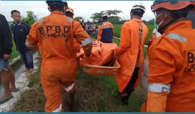 
					Petugas BPBD kabupaten Jombang melakukan evakuasai potongan tubuh korban mutilasai yang dibuang di saluran irigasi di Dusun Mireng, Desa Dukuharum, Megaluh, Jombang, 12 Februari 2025. Instagram@jombanginformasi_