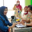 Wakil Buhpati (Wabup) Sidoarjo, Hj. Mimik Idayana saat melalukan sidak ke Puskesmas, Selasa (25/2/2025) (Foto: KREDONEWS.COM/ S Purnomo)