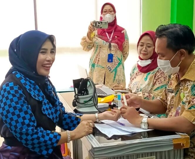 
					Wakil Buhpati (Wabup) Sidoarjo, Hj. Mimik Idayana saat melalukan sidak ke Puskesmas, Selasa (25/2/2025) (Foto: KREDONEWS.COM/ S Purnomo)