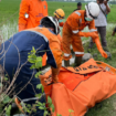 Petugas melakukan evakuasi temuan jasad pria tanpa kepala di saluran irigasi Dusun Mireng, Desa Dukuharum, Megaluh, Jombang. Rabu siang, 12 Februari 2025. Instagram@wargajombang/dianakusuma08