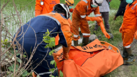 Petugas melakukan evakuasi temuan jasad pria tanpa kepala di saluran irigasi Dusun Mireng, Desa Dukuharum, Megaluh, Jombang. Rabu siang, 12 Februari 2025. Instagram@wargajombang/dianakusuma08