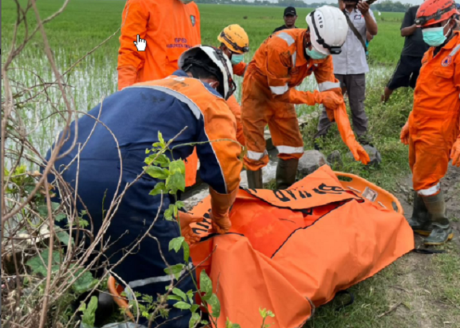 
					Petugas melakukan evakuasi temuan jasad pria tanpa kepala di saluran irigasi Dusun Mireng, Desa Dukuharum, Megaluh, Jombang. Rabu siang, 12 Februari 2025. Instagram@wargajombang/dianakusuma08