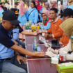 Sekda Jombang, Agus Purnomo hadiri acara jalan sehat dan Nutifes dari Persagi memperingati Hari Gizi nasional ke-65, di alun-alun Jombang, Minggu 23 Februari 2025. 
Pak Sekda Agus Purnomo memiksakan darah pada acara itu. Foto: jombangkab.go.id.