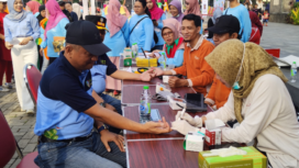 Sekda Jombang, Agus Purnomo hadiri acara jalan sehat dan Nutifes dari Persagi memperingati Hari Gizi nasional ke-65, di alun-alun Jombang, Minggu 23 Februari 2025. 
Pak Sekda Agus Purnomo memiksakan darah pada acara itu. Foto: jombangkab.go.id.