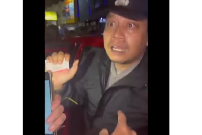 
					Warga bergerak saat mengetahui ada dugaan tindak kejahatan, pelaku mengaku sebagai anggota polisi. Tampak saat tersangka pelaku menunjukkan kartu tanda anggota kepolsiian di depan banyak orang, Jumat 31 Januri 2025. Tangkap Layar Video Instagaram@batanghelp
