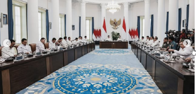 
					Presiden Prabowo Subianto didamping Wapres Gibran Rakabuming Raka, pimpin pertemuan dengan para jenderal saat membentu Dewan Pertahanan Nasional (DPN) di istana negara, Bogor, 7 Februari 20225. instagram@presidenrepublikindonesia dan prabowo