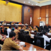 Pj Bupati Jombang Tegih Narutomo memimpin rapat koordinasi membahas tiga isu penting mitigasi banjir, Indek Pertanianj 300 dan pengelolaan Rolak 70 untuk destinasi wisata. Foto: jombangkab.go.id