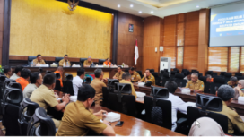 Pj Bupati Jombang Tegih Narutomo memimpin rapat koordinasi membahas tiga isu penting mitigasi banjir, Indek Pertanianj 300 dan pengelolaan Rolak 70 untuk destinasi wisata. Foto: jombangkab.go.id