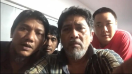 Paling kiri Robiin jadi juru bicara saat mengekspose video permintaan pertolongan bahwa dirinya dan delapan rekannya dikekap di wilayah Myawaddy, perbatasan dengan Thailand. Dijanji gaji Rp 16 juta/bulan. ternyata jadi budak scammer penipuan online. Tangkap layar video 