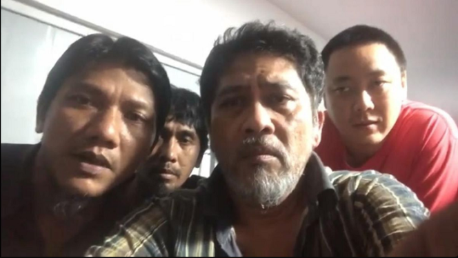 
					Paling kiri Robiin jadi juru bicara saat mengekspose video permintaan pertolongan bahwa dirinya dan delapan rekannya dikekap di wilayah Myawaddy, perbatasan dengan Thailand. Dijanji gaji Rp 16 juta/bulan. ternyata jadi budak scammer penipuan online. Tangkap layar video 